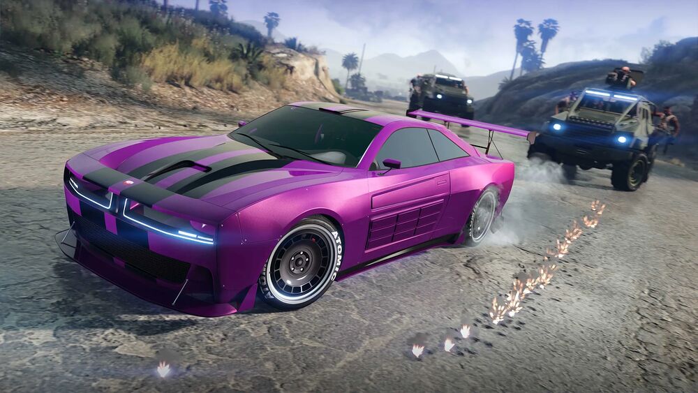 Image illustrant le jeu GTA Online. On y voit au premier plan une voiture de sport violette pourchassée par deux 4x4 militaires sur une route tortueuse.
